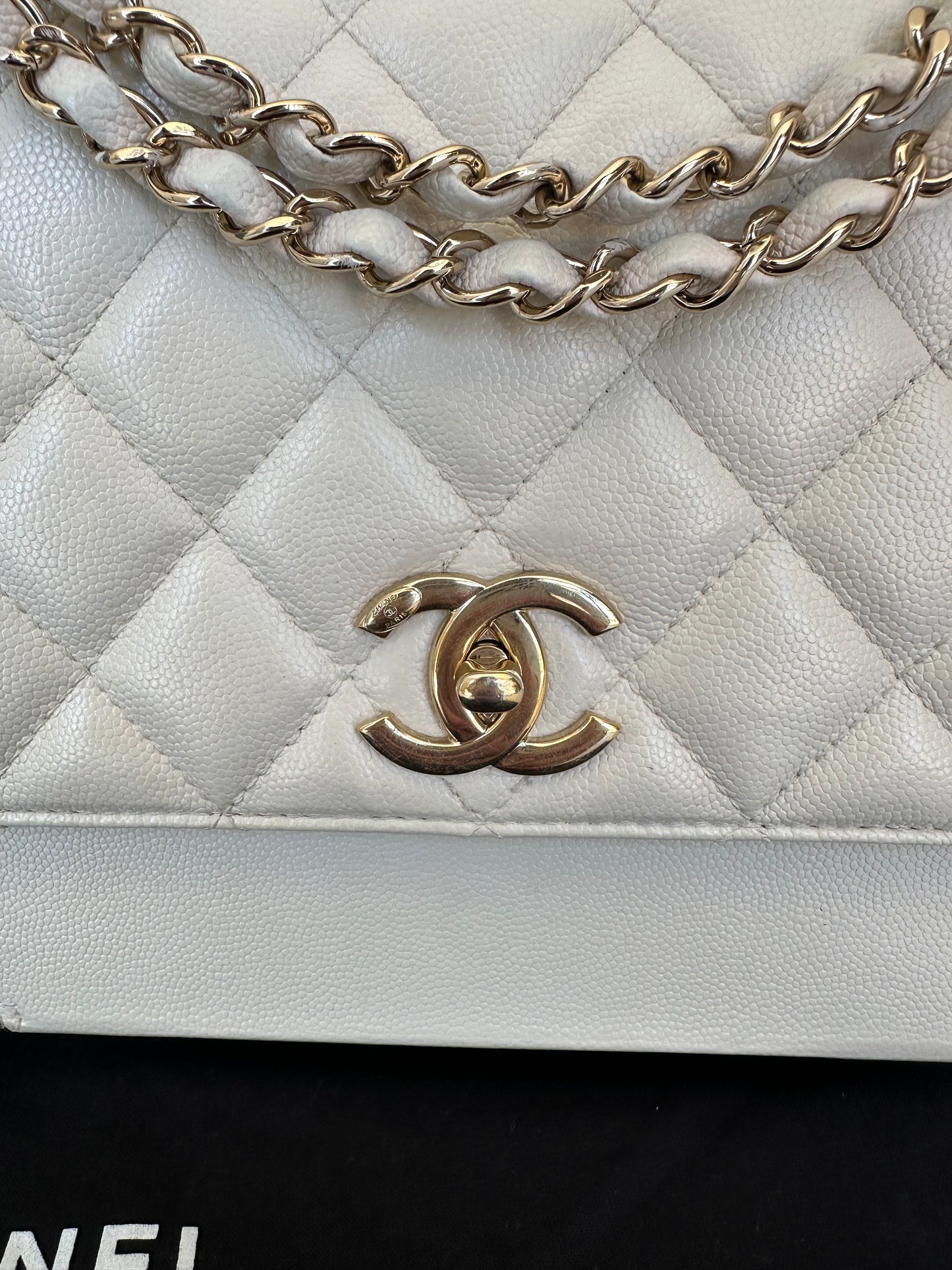 Chanel - Business Affinity cuir caviar blanc cassé