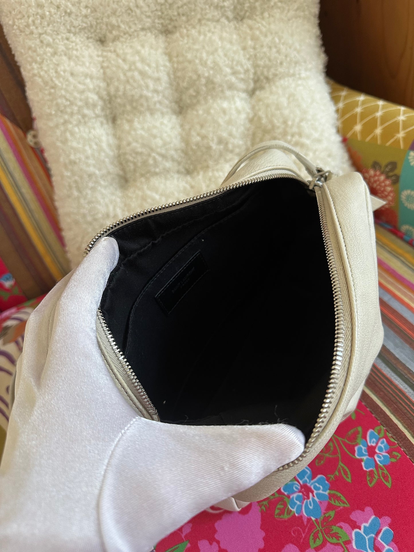 Saint Laurent - Lou small Camera bag en cuir blanc