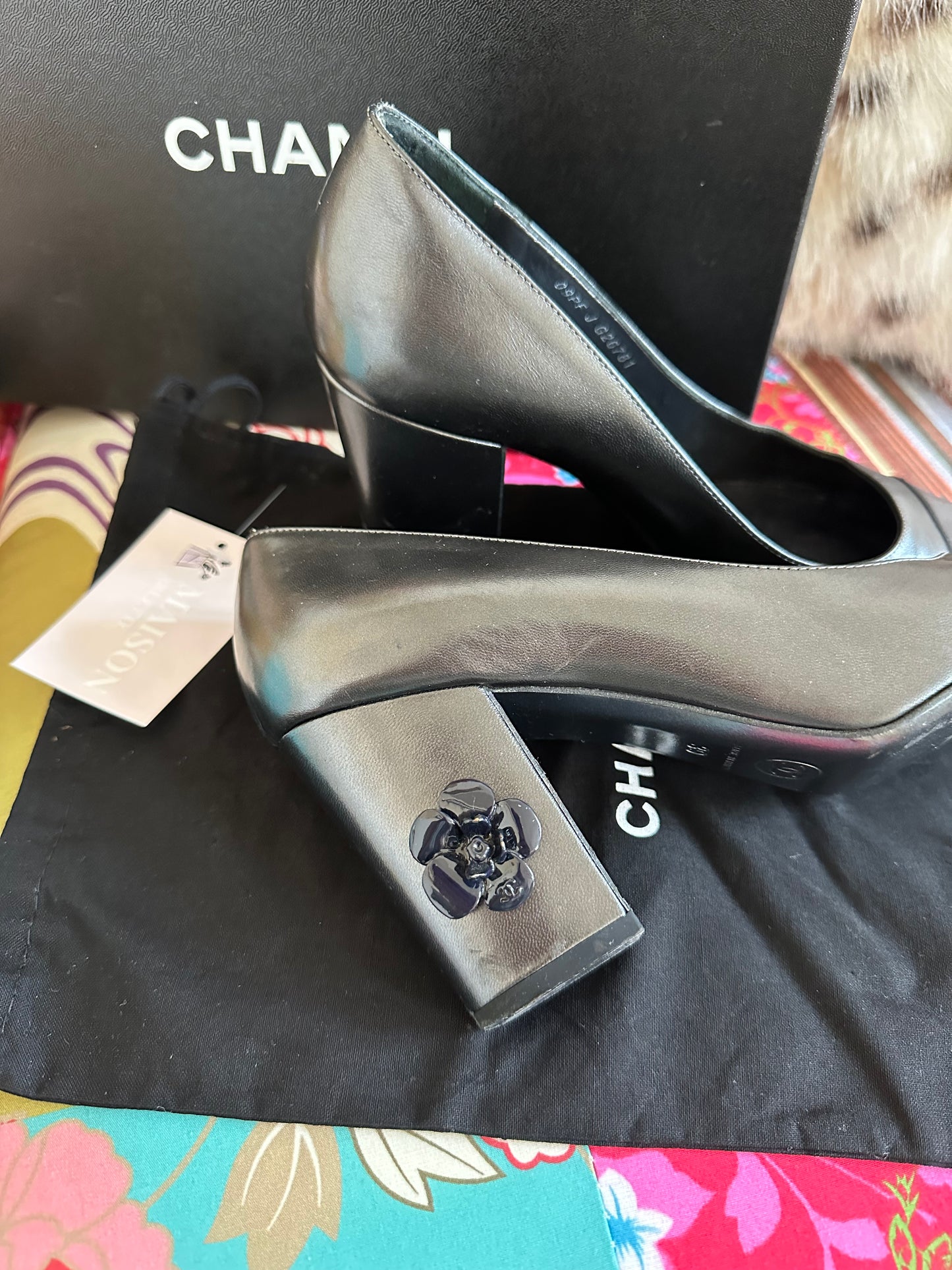 Chanel – Escarpins détail camélia