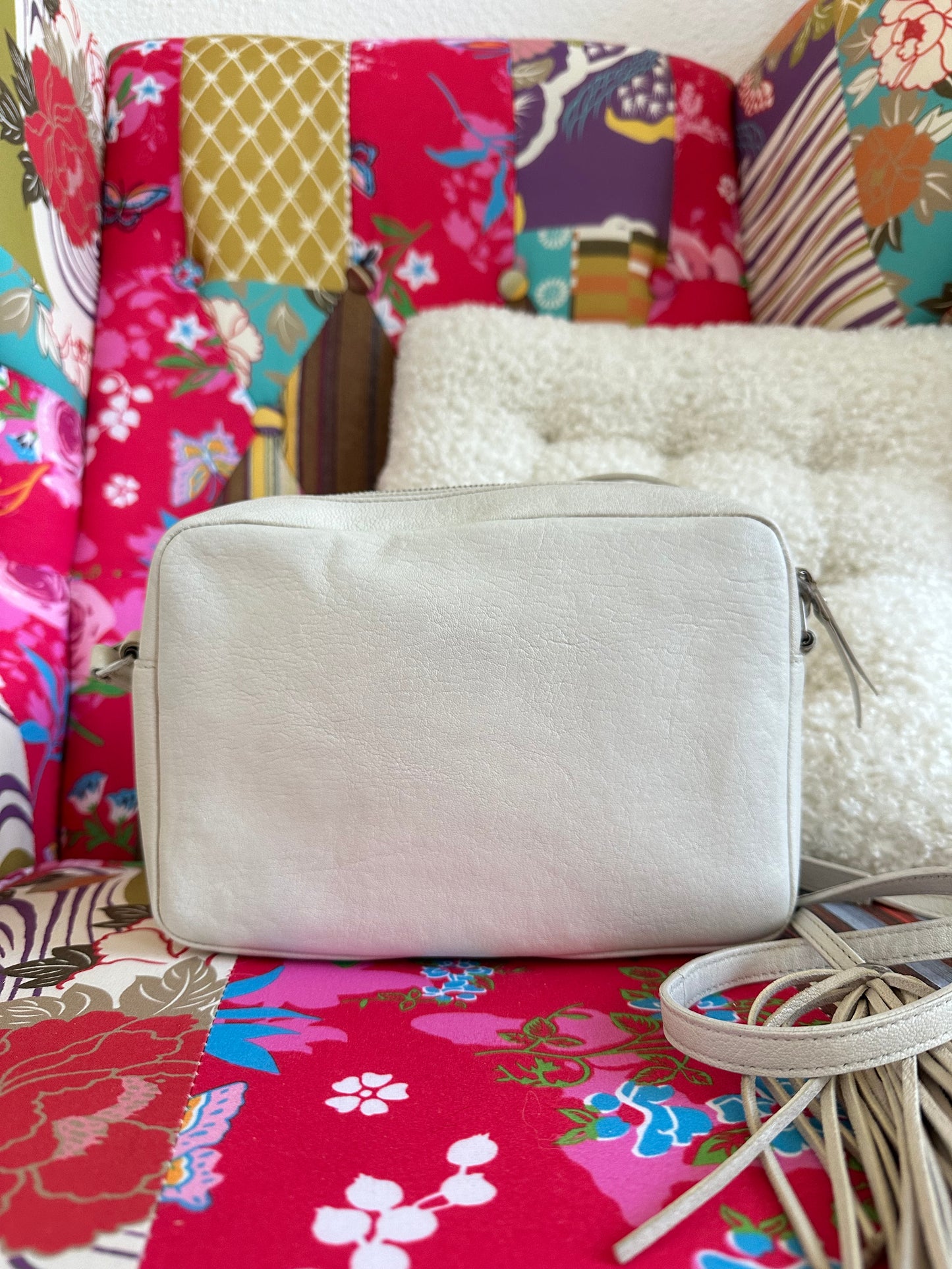 Saint Laurent - Lou small Camera bag en cuir blanc