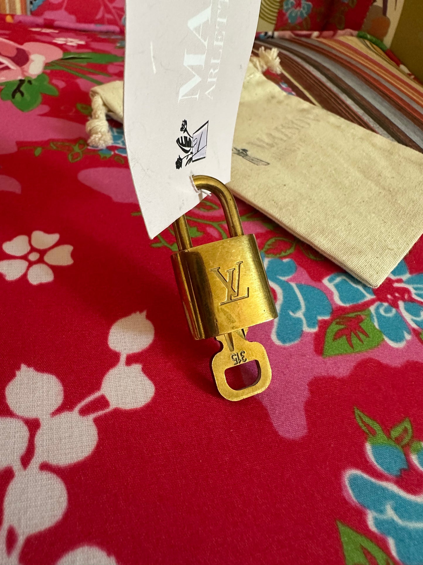 Louis Vuitton - Cadenas doré avec sa clé