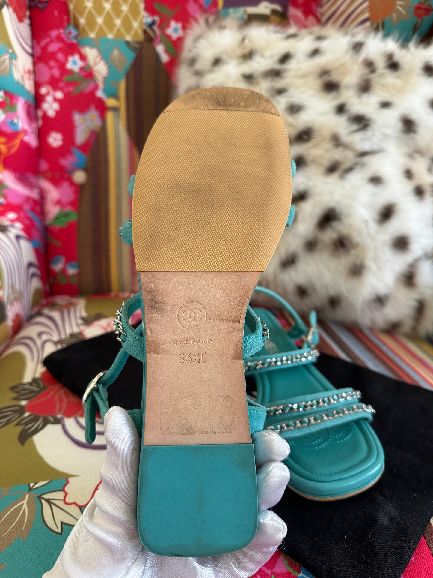 Chanel – Sandales plates en cuir d’agneau bleu clair
