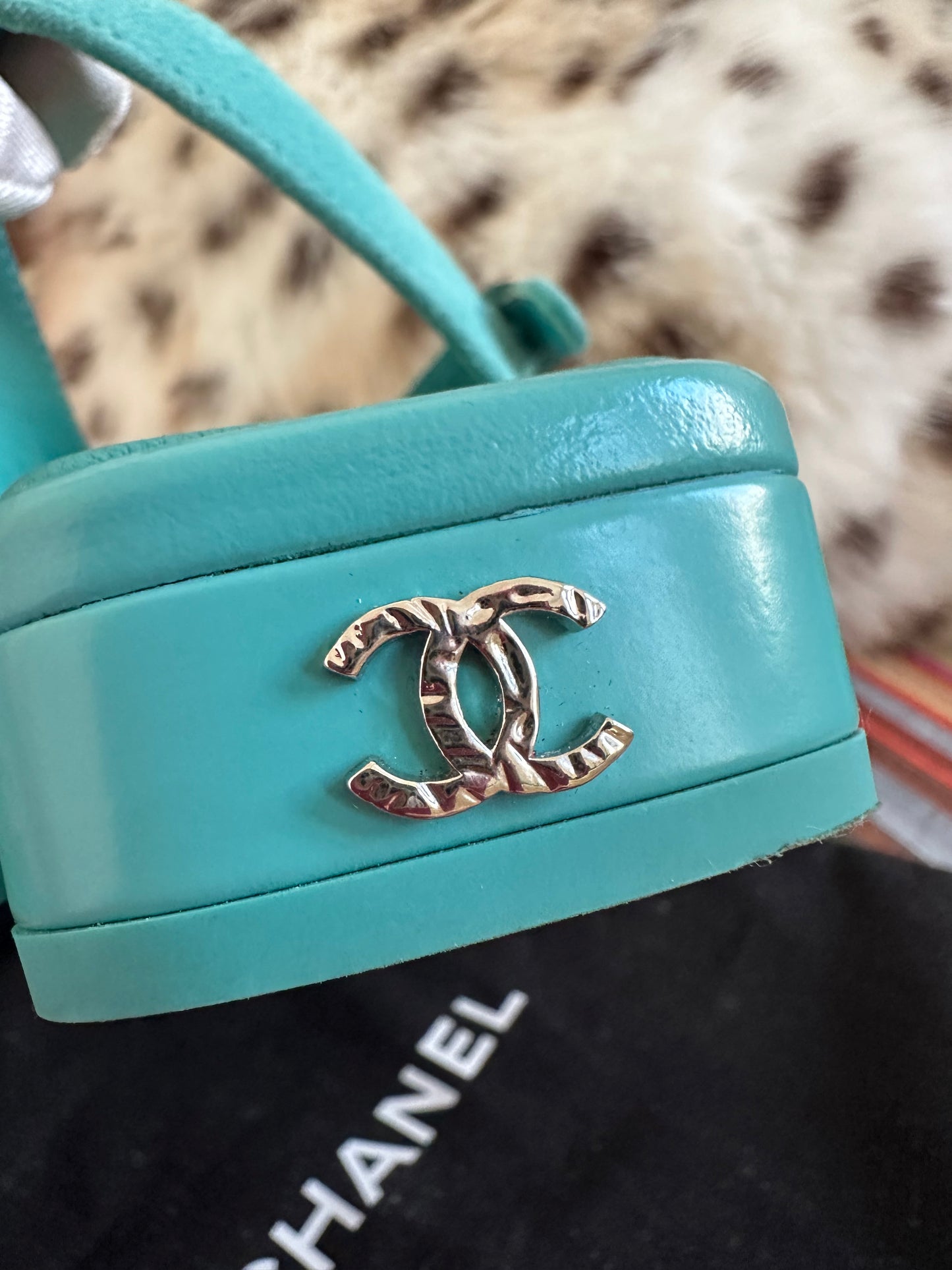 Chanel – Sandales plates en cuir d’agneau bleu clair