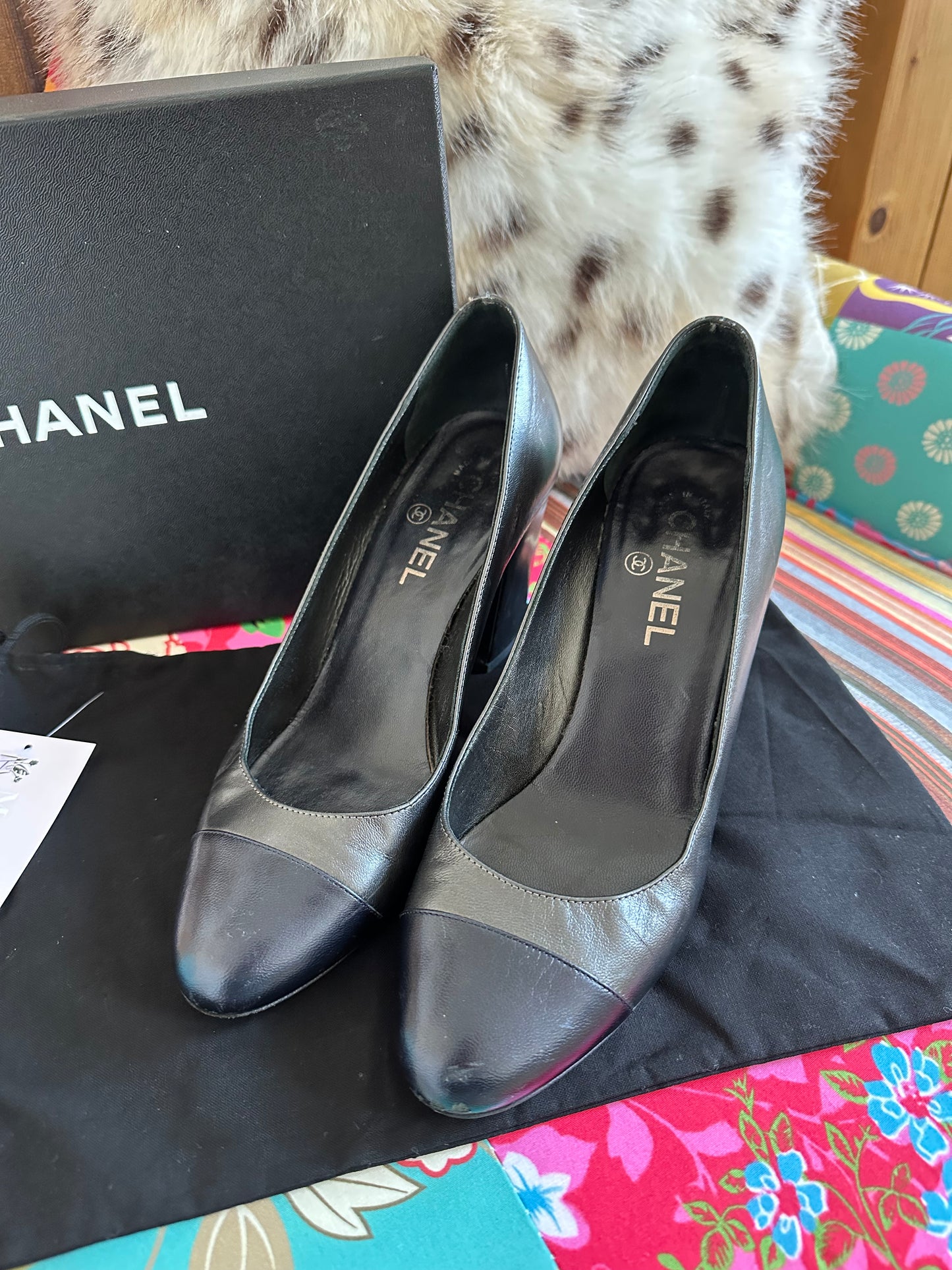 Chanel – Escarpins détail camélia