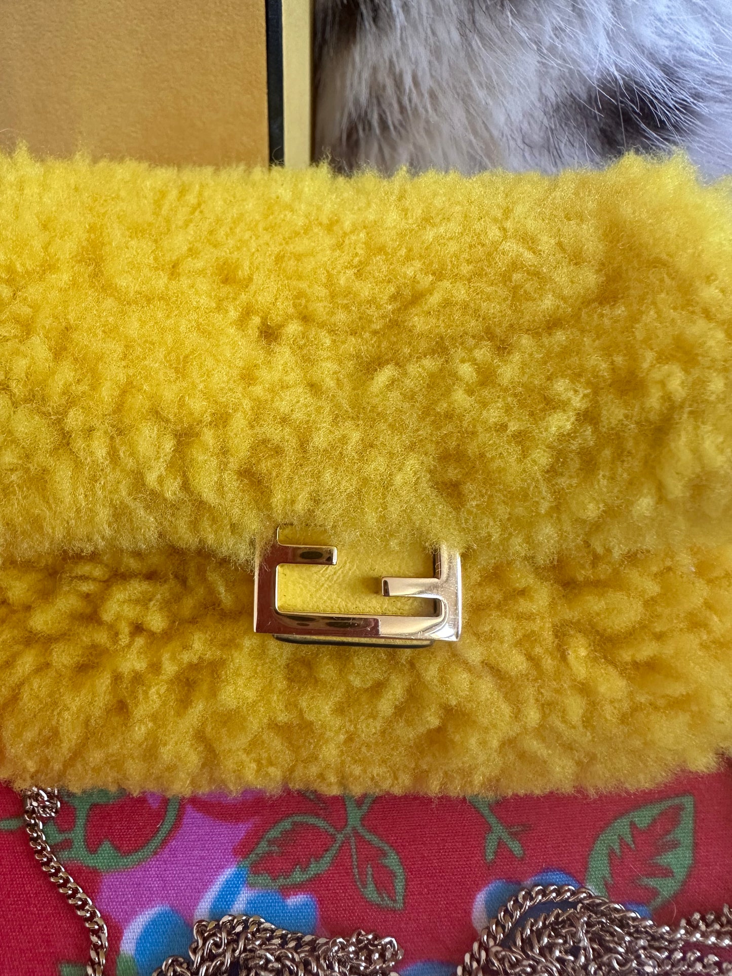 Fendi - sac Nano-baguette fourrure jaune ( micro sac)