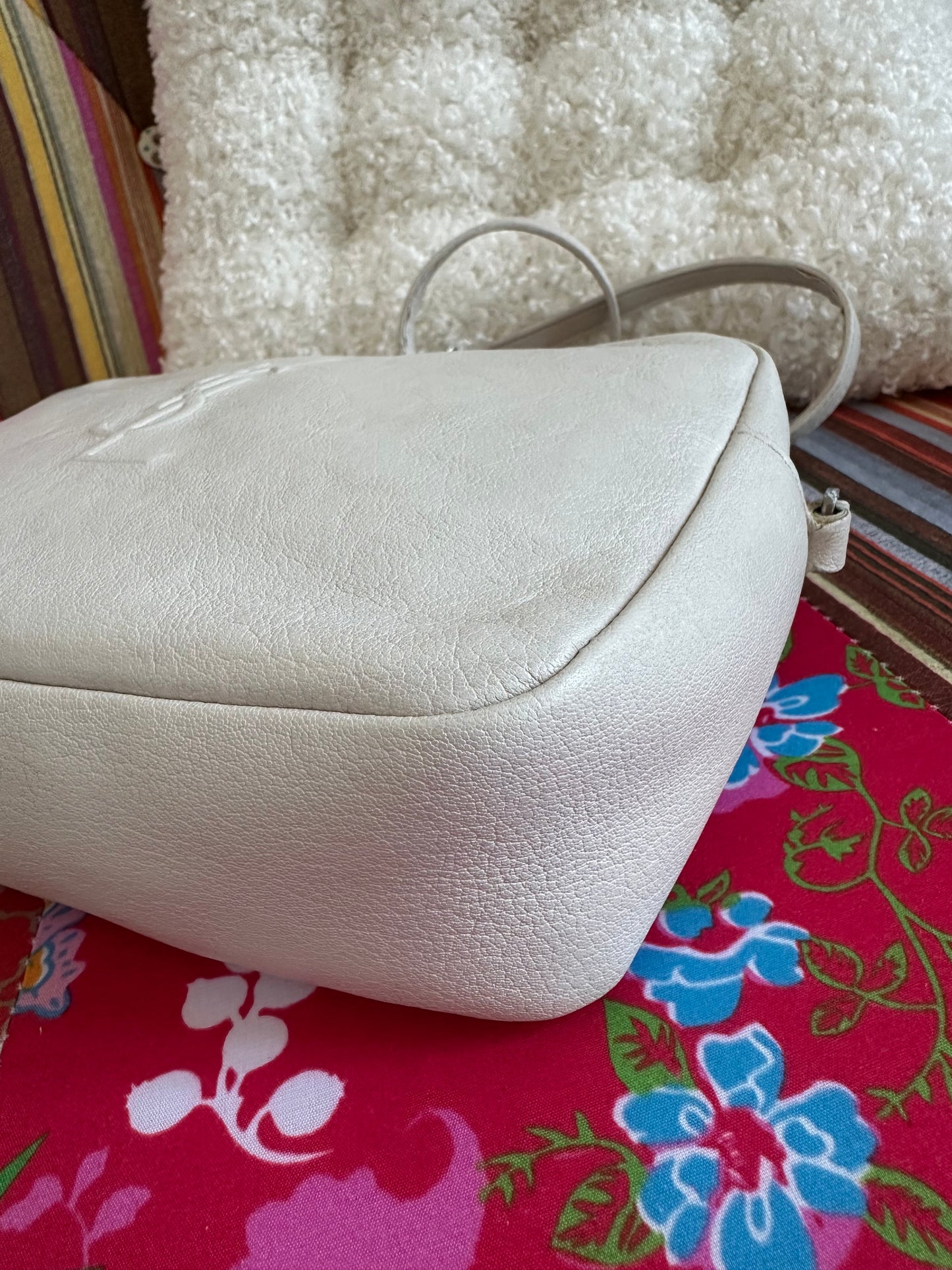 Saint Laurent - Lou small Camera bag en cuir blanc