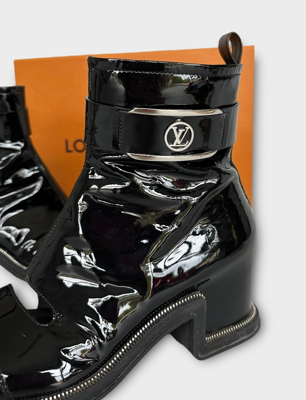 Louis Vuitton - Bottines « Moonlight » cuir vernis noir | T.39