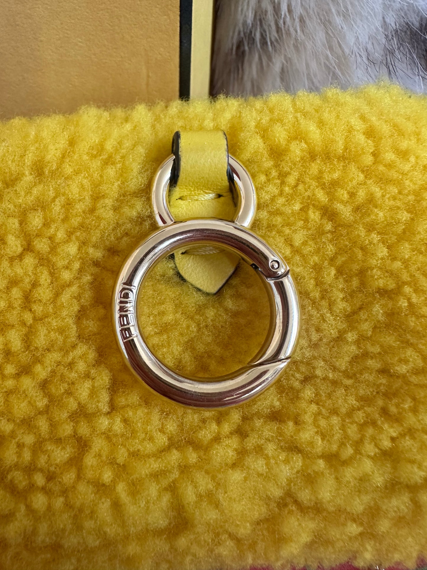 Fendi - sac Nano-baguette fourrure jaune ( micro sac)