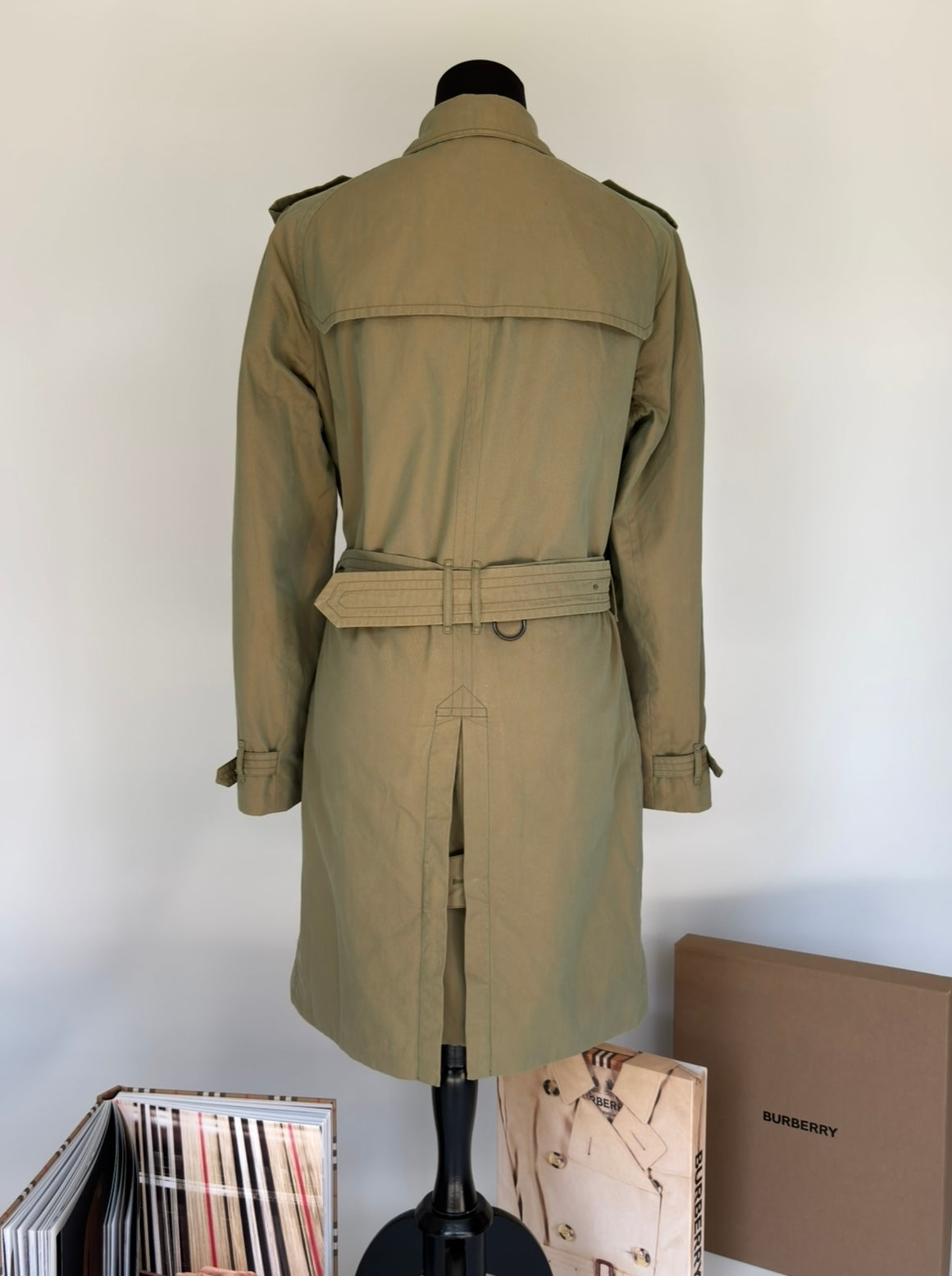 Burberry – Trench-coat “The Kensington ” Kaki modèle récent | T.M