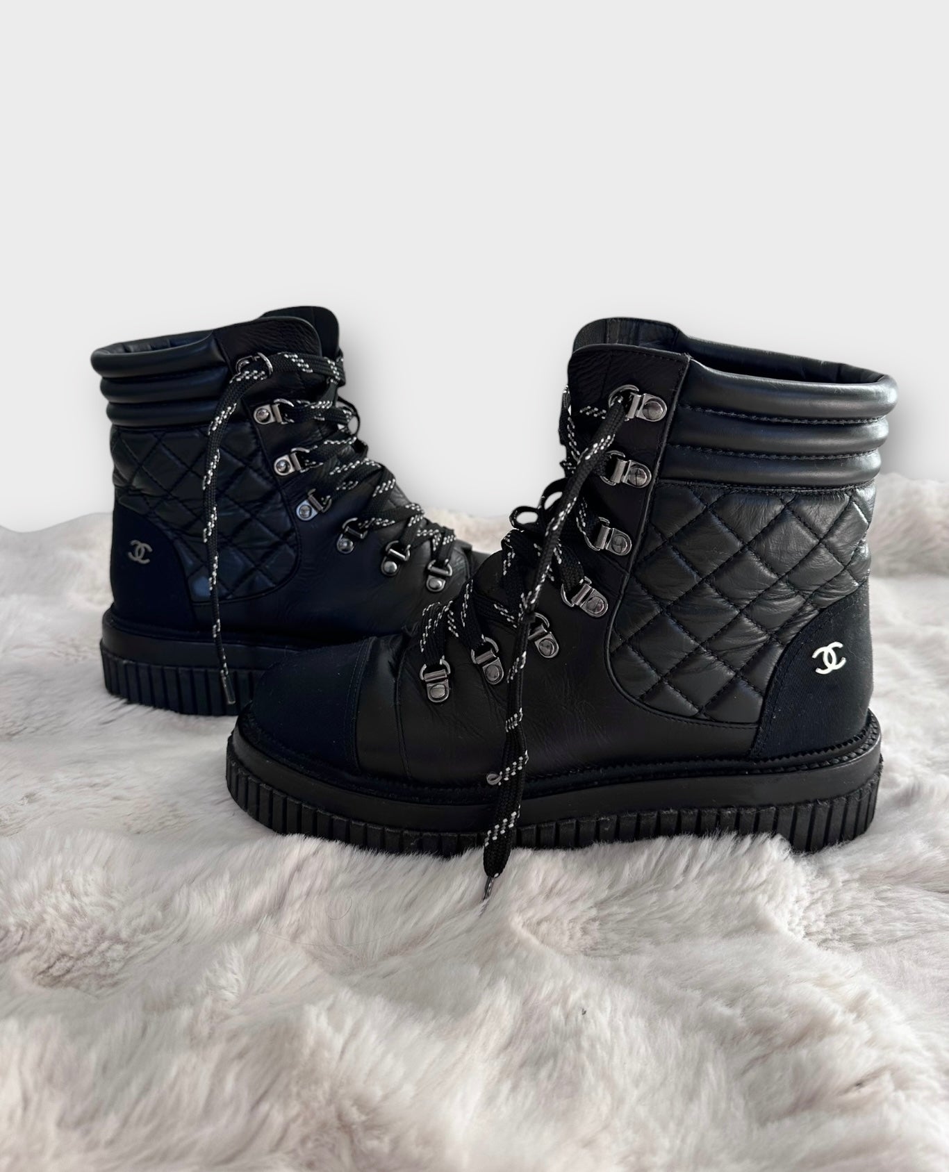 Chanel - Boots | Bottes de neige à lacets en cuir noir | T.39