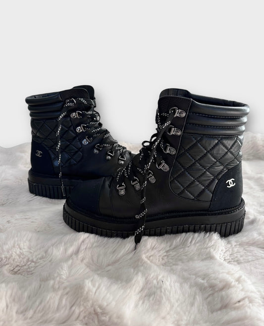 Chanel - Boots | Bottes de neige à lacets en cuir noir | T.39