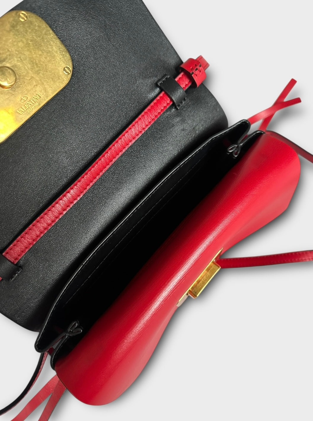 Valentino Garavani - Sac « Vring » en cuir rouge