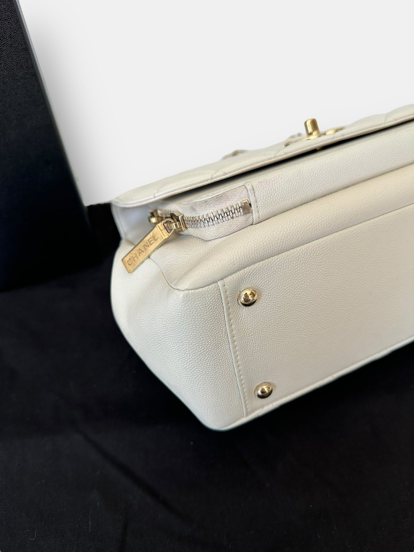 Chanel - Business Affinity cuir caviar blanc cassé