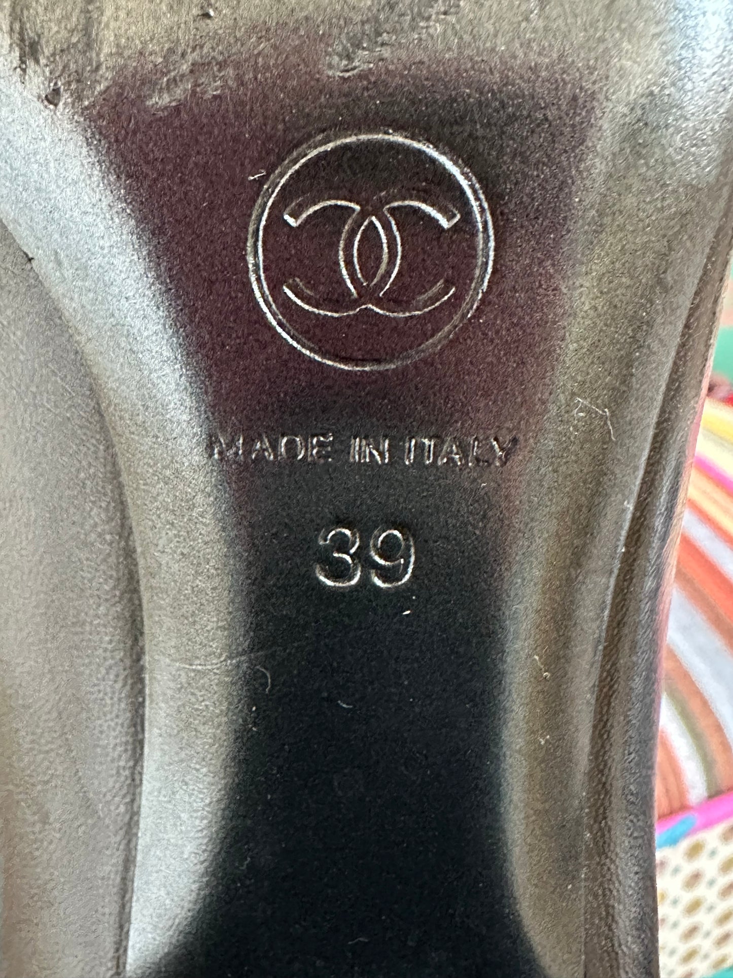Chanel – Escarpins détail camélia
