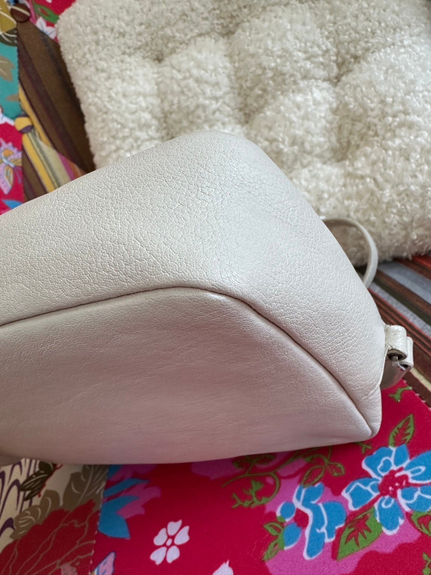 Saint Laurent - Lou small Camera bag en cuir blanc