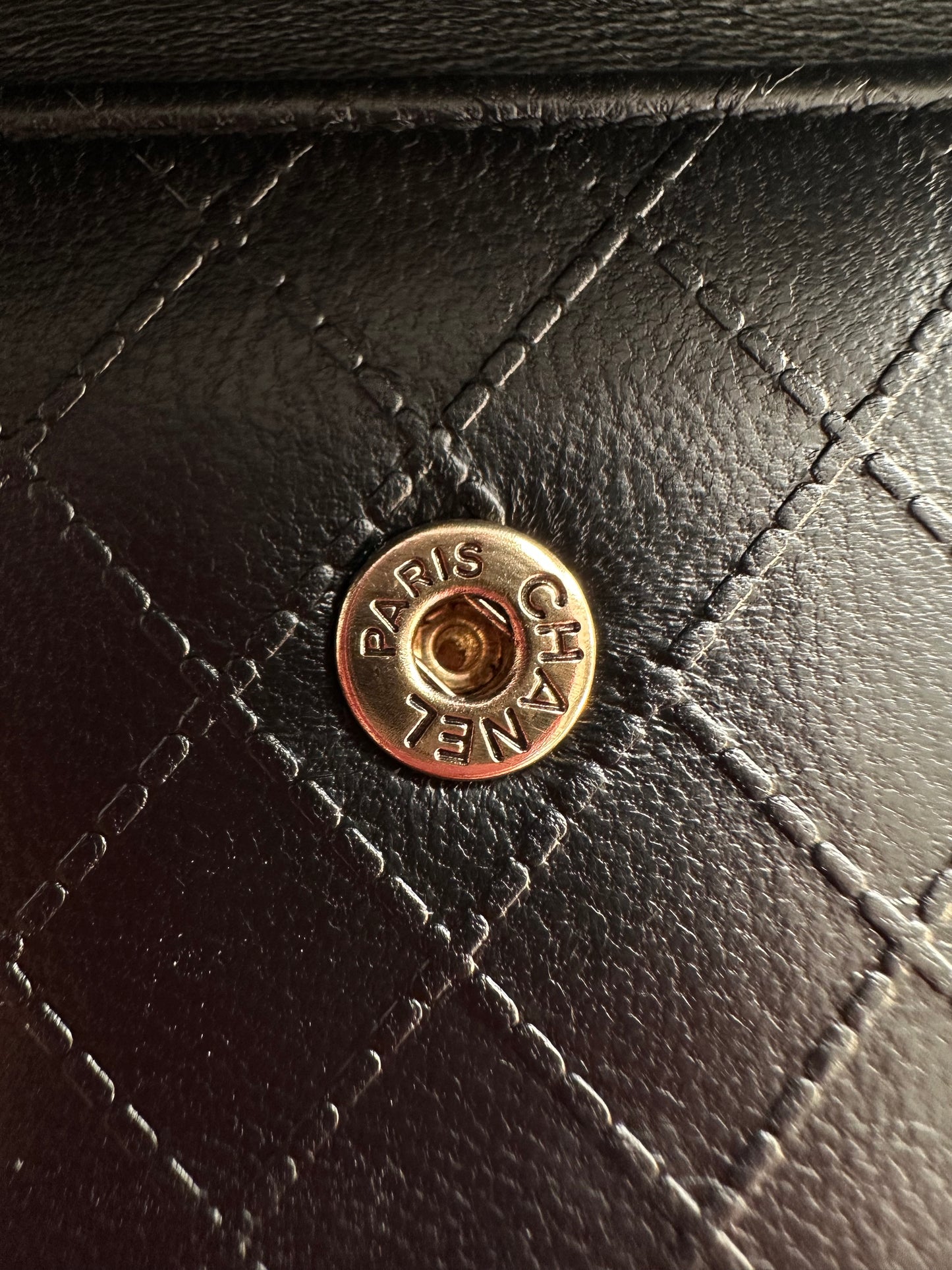 Chanel - Porte-cartes en cuir camélia noir