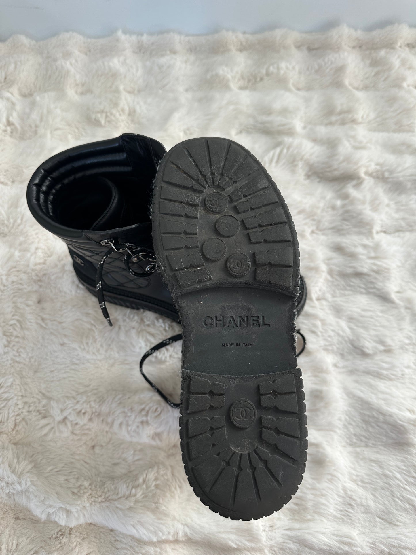 Chanel - Boots | Bottes de neige à lacets en cuir noir | T.39