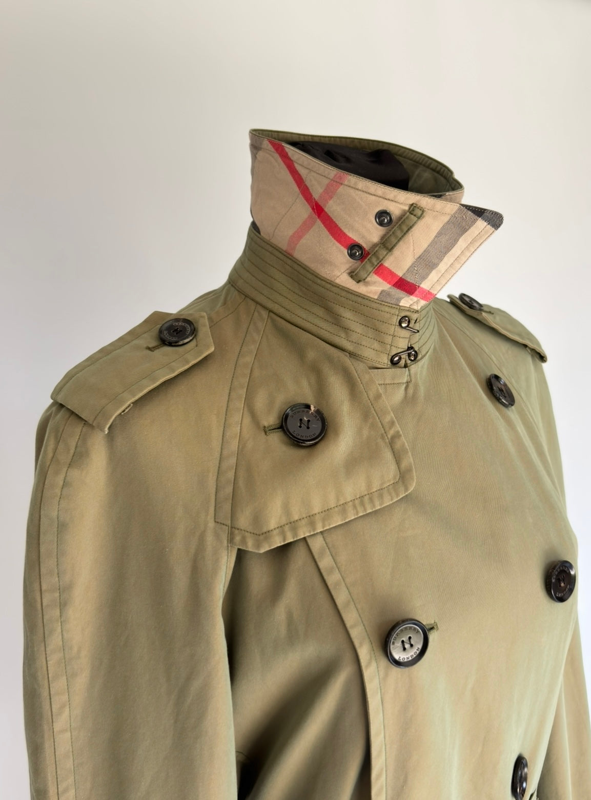 Burberry – Trench-coat “The Kensington ” Kaki modèle récent | T.M