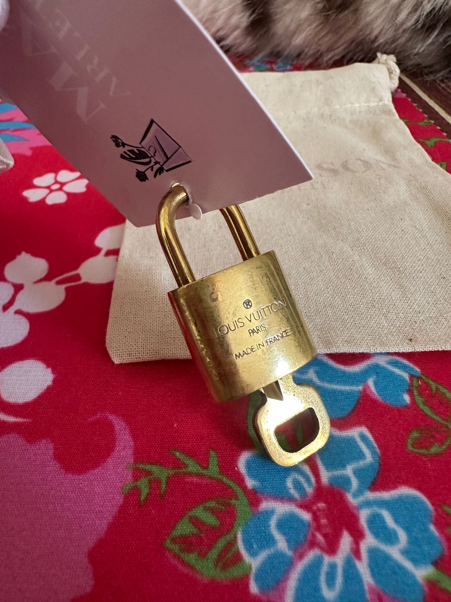 Louis Vuitton - Cadenas doré avec sa clé