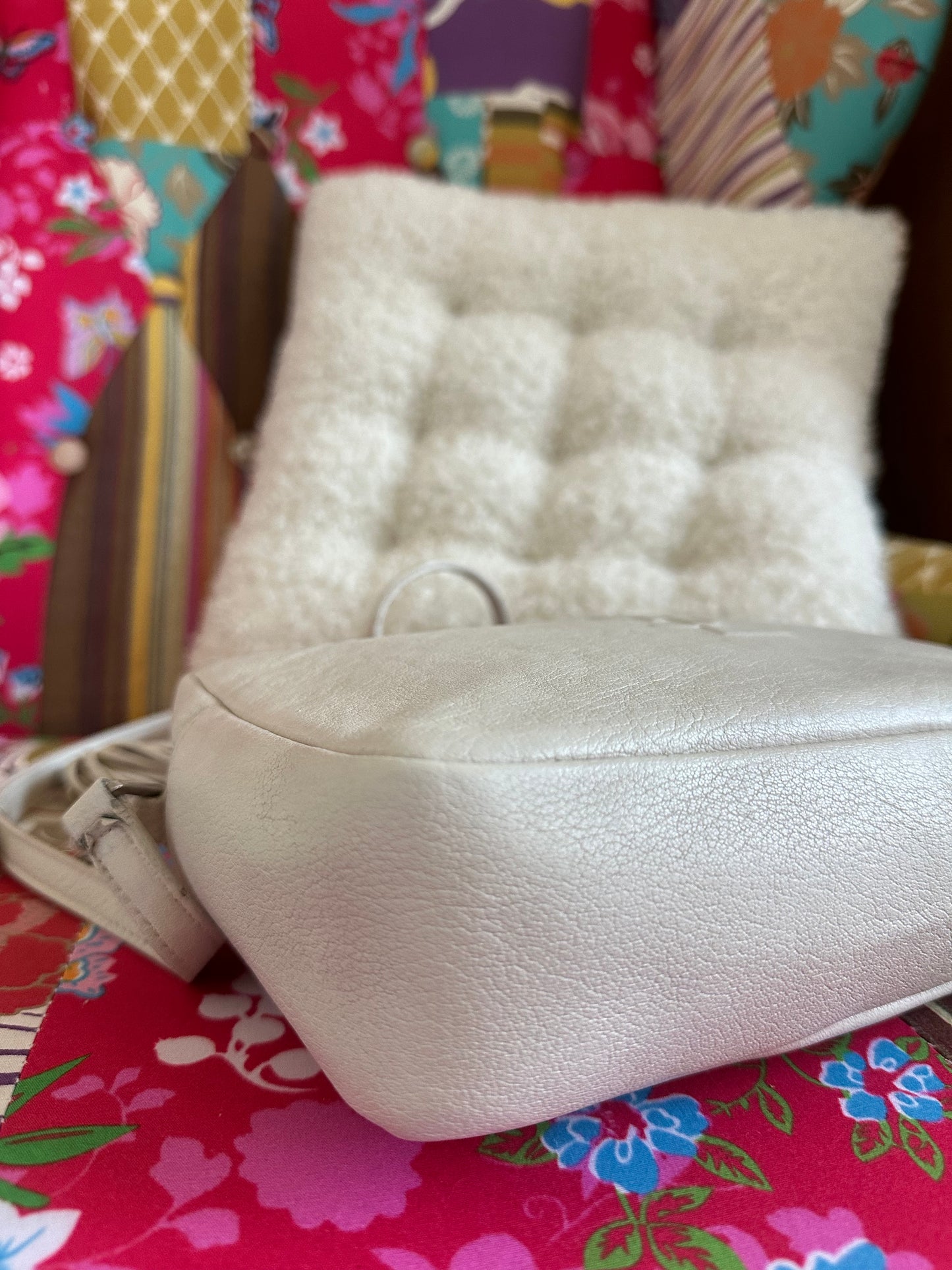 Saint Laurent - Lou small Camera bag en cuir blanc