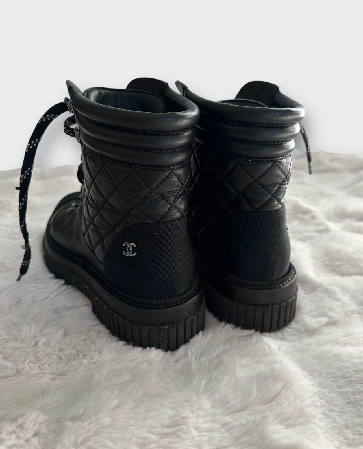 Chanel - Boots | Bottes de neige à lacets en cuir noir | T.39