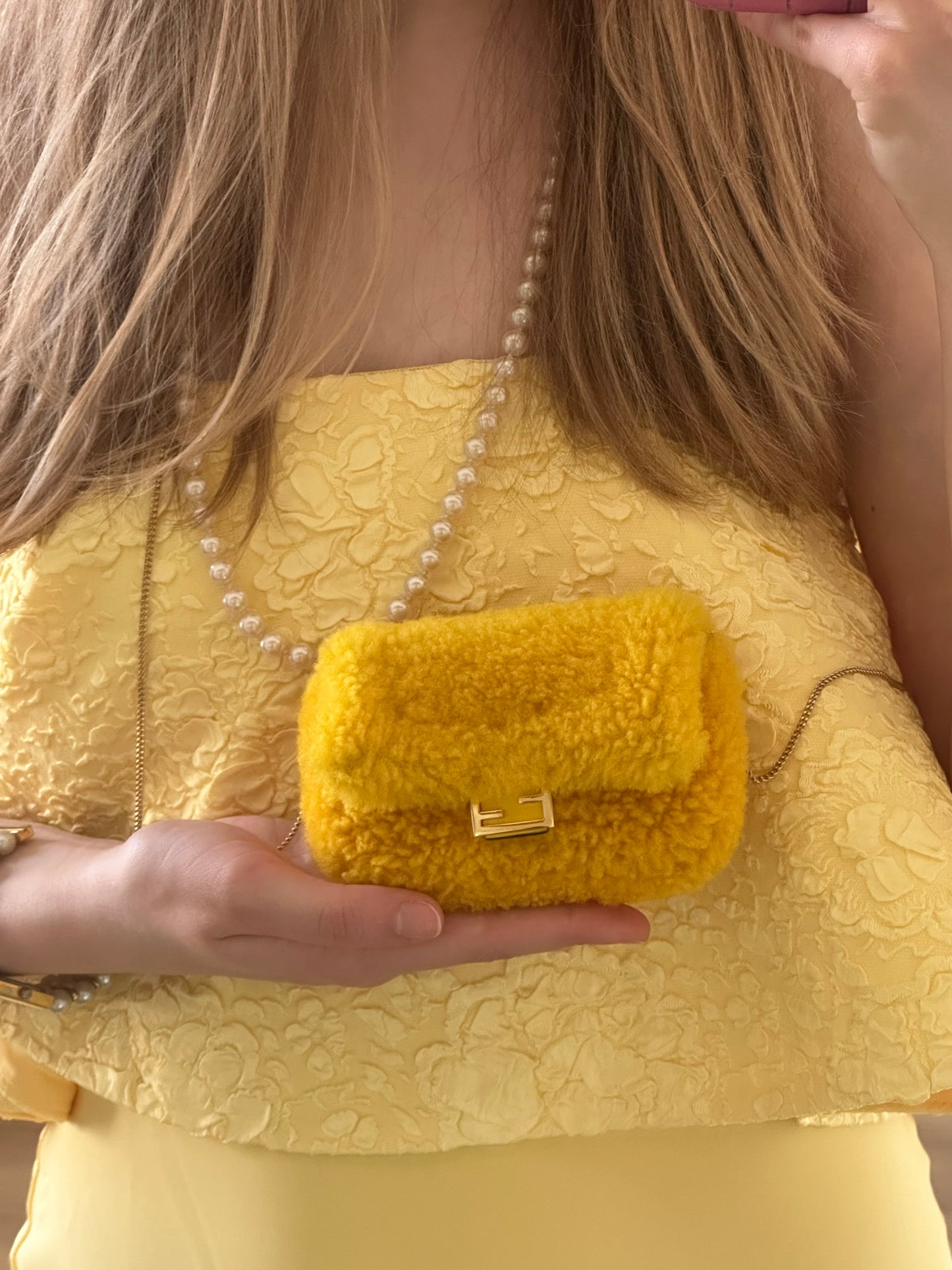 Fendi - sac Nano-baguette fourrure jaune ( micro sac)