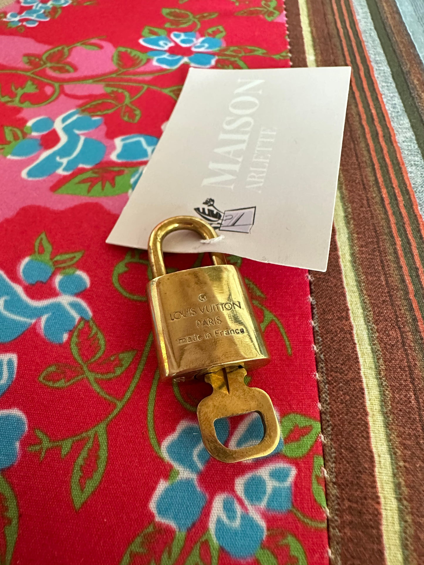 Louis Vuitton - Cadenas doré avec sa clé