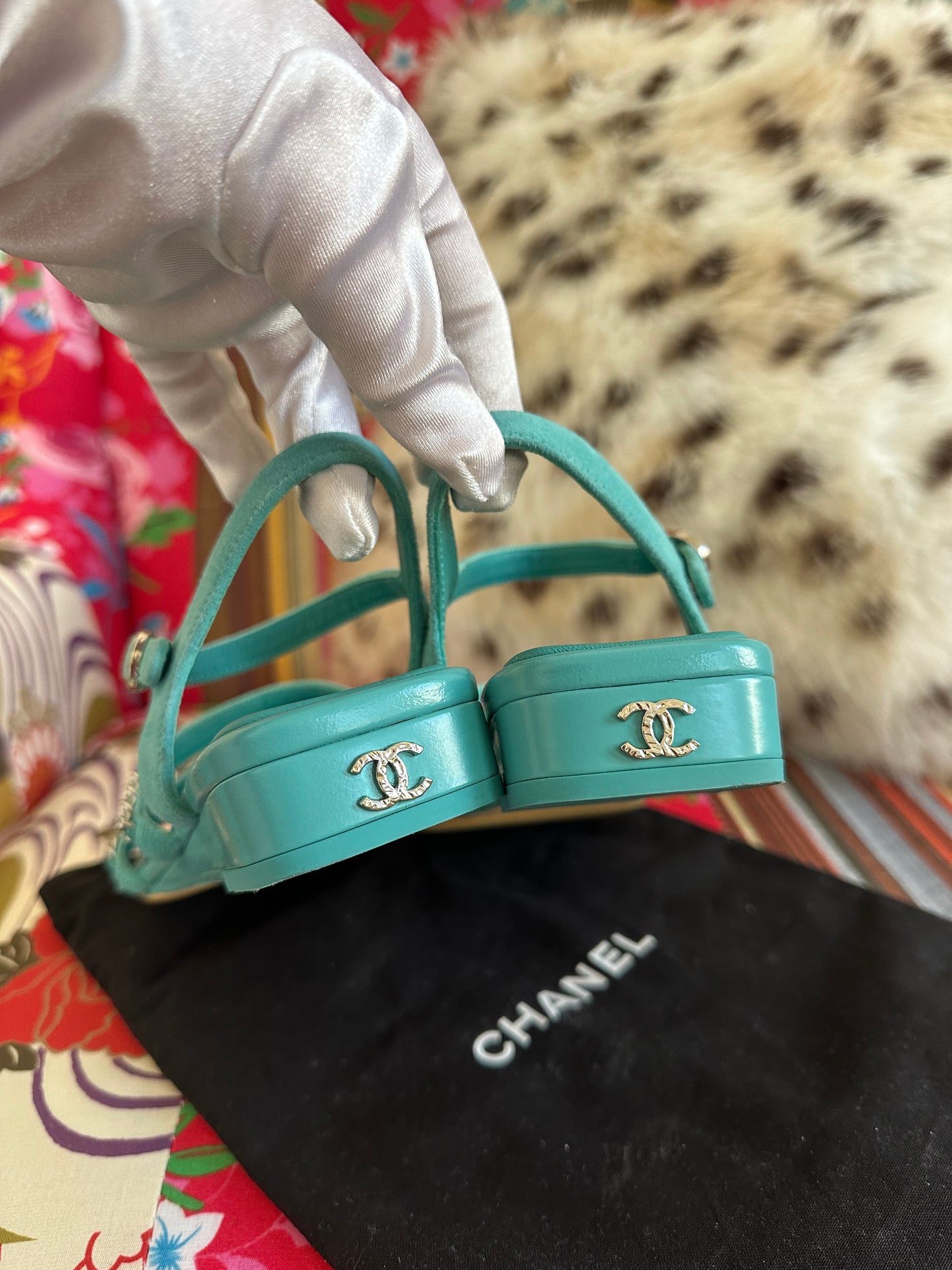 Chanel – Sandales plates en cuir d’agneau bleu clair