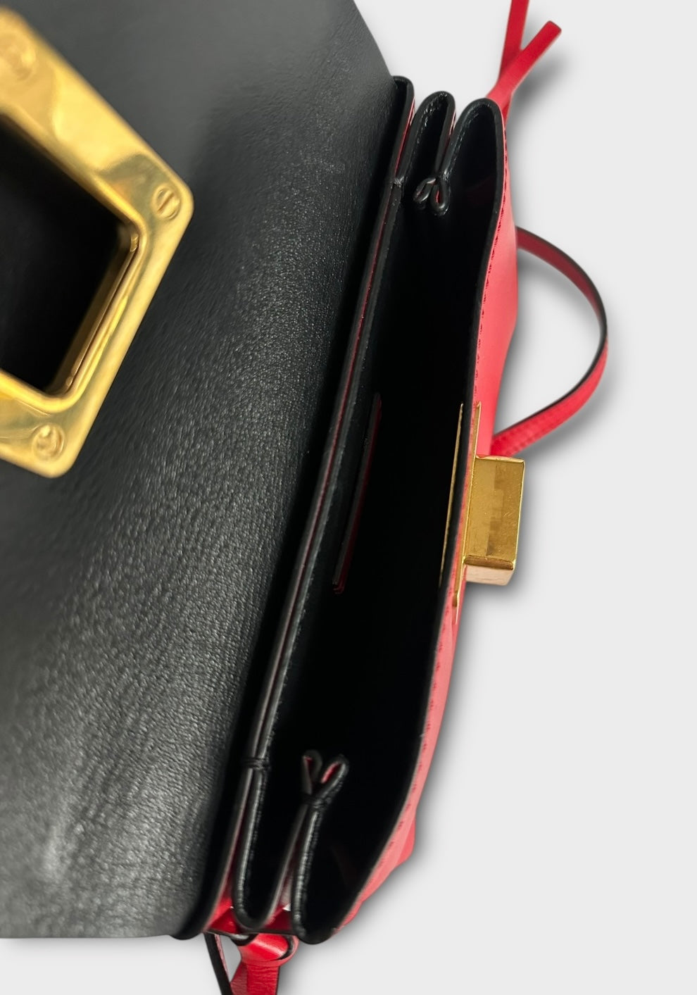 Valentino Garavani - Sac « Vring » en cuir rouge