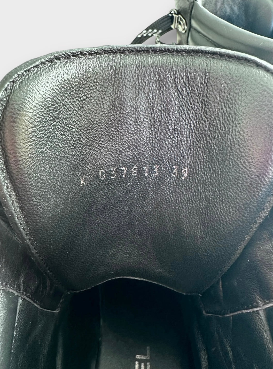 Chanel - Boots | Bottes de neige à lacets en cuir noir | T.39