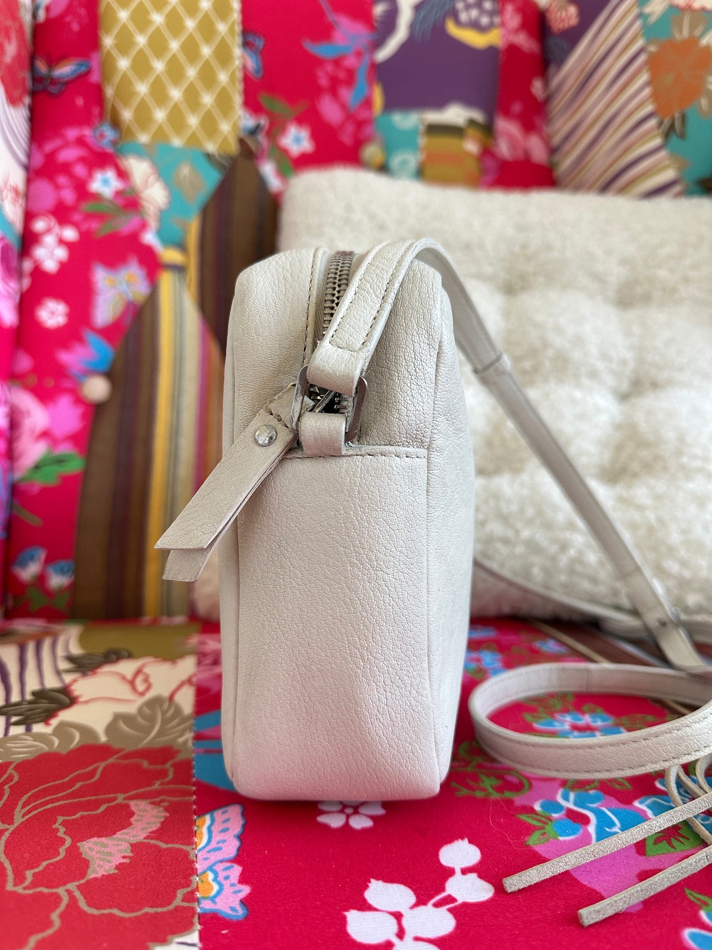 Saint Laurent - Lou small Camera bag en cuir blanc