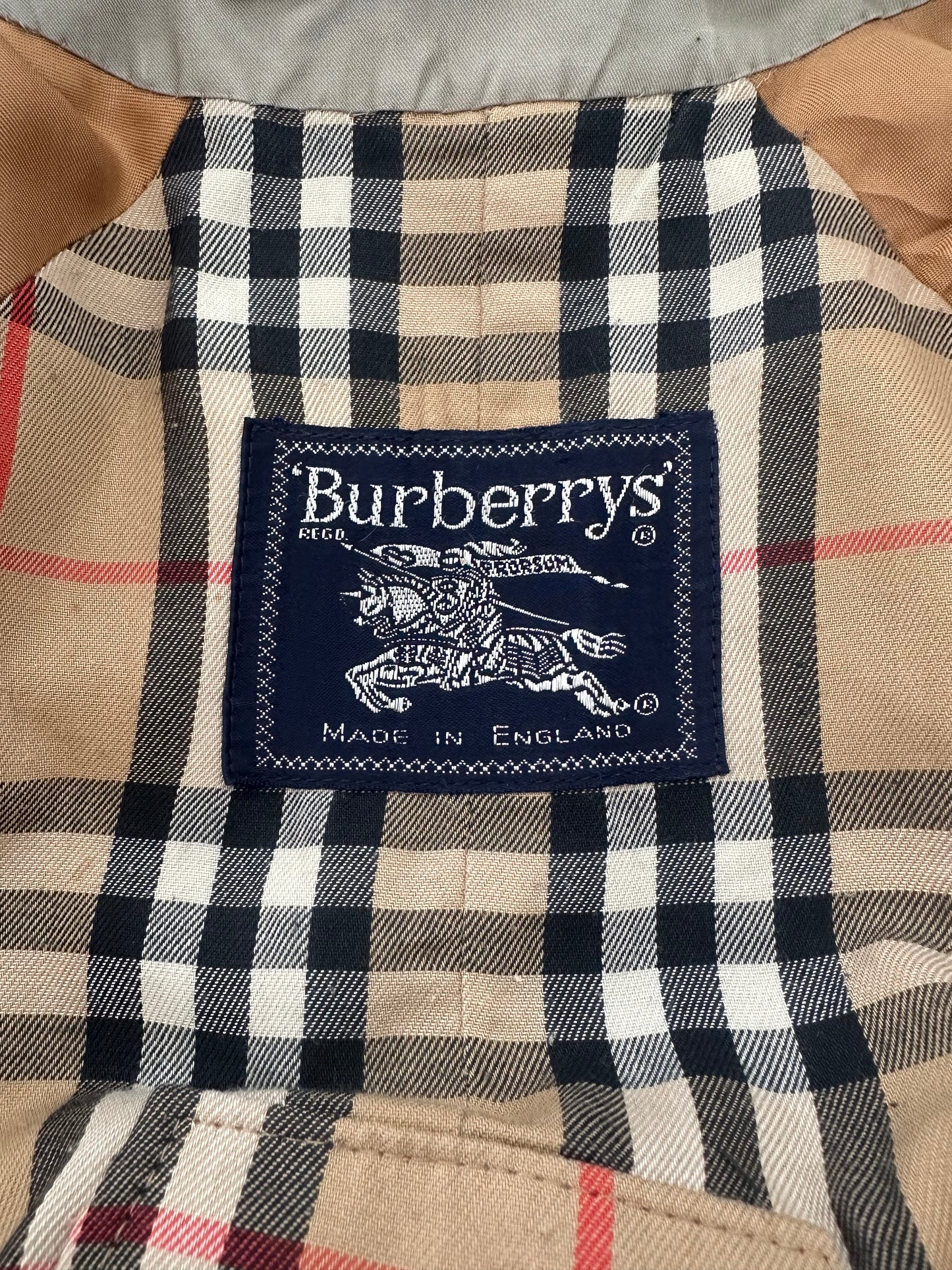 Trench-coat Burberry modèle “ Markfield ” Kaki/ T.M