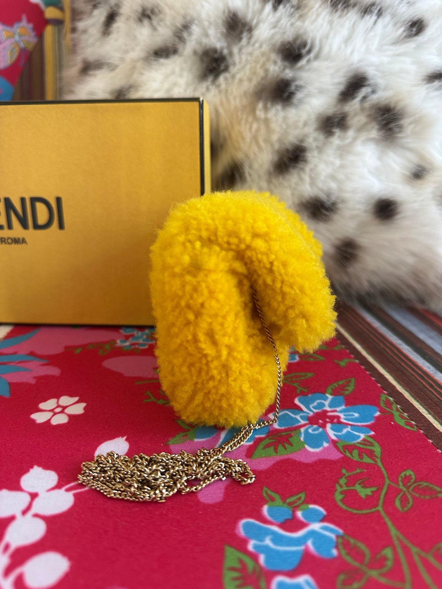 Fendi - sac Nano-baguette fourrure jaune ( micro sac)