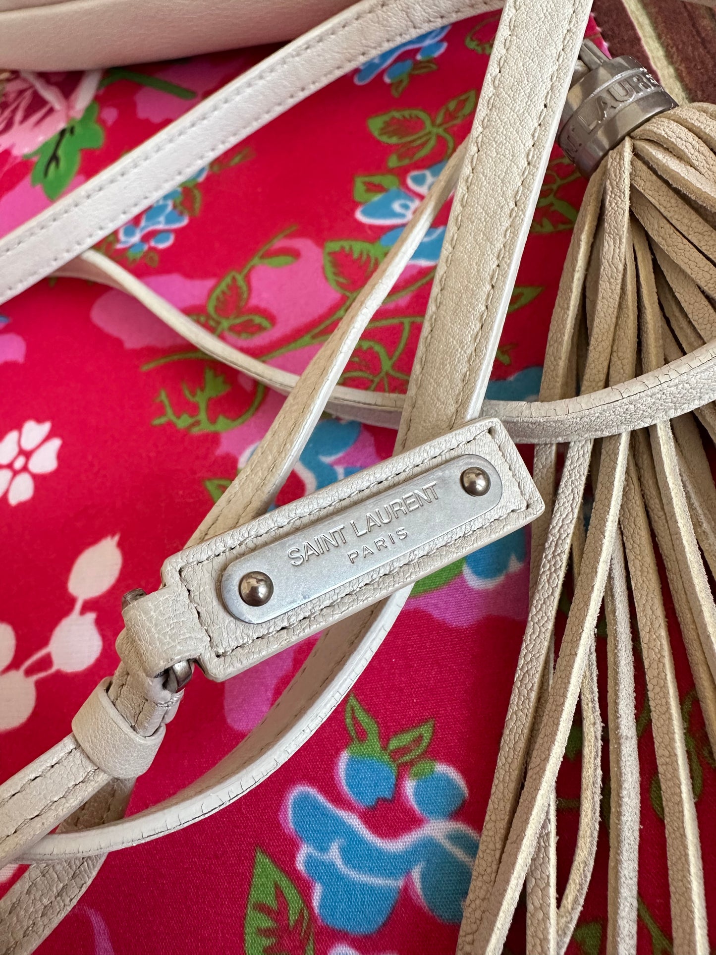 Saint Laurent - Lou small Camera bag en cuir blanc