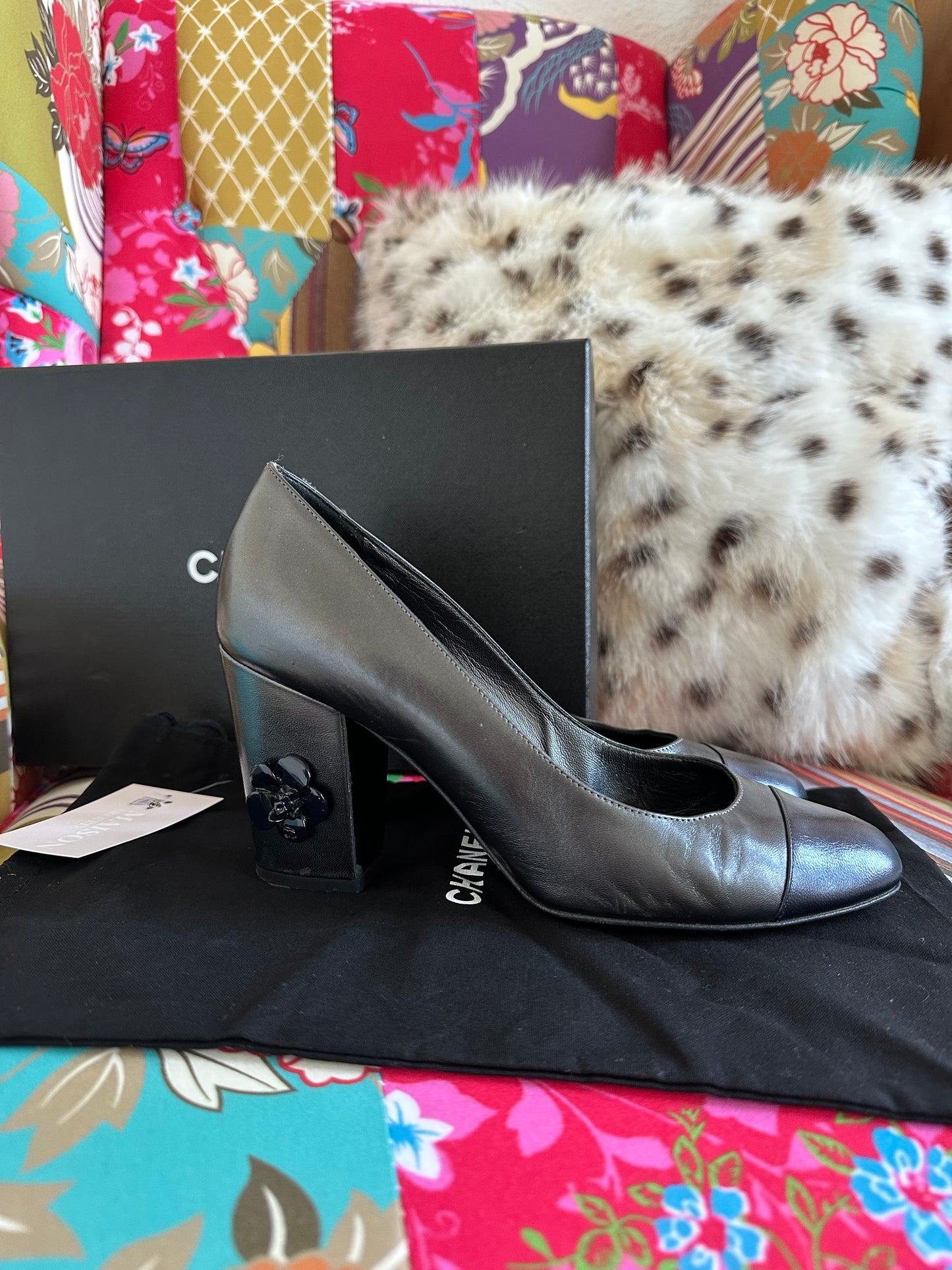 Chanel – Escarpins détail camélia
