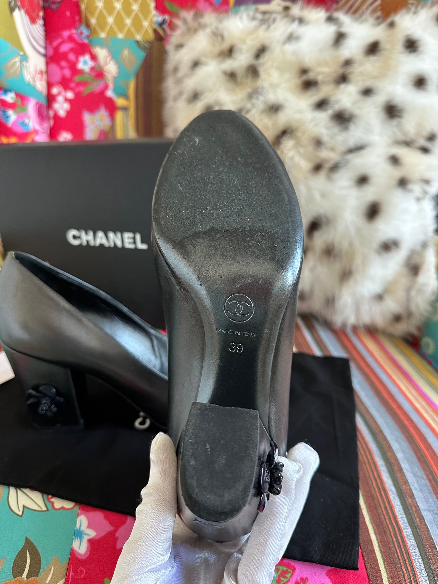 Chanel – Escarpins détail camélia